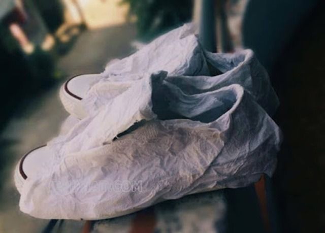 Có nên phơi giày trắng sau khi giặt ngoài nắng