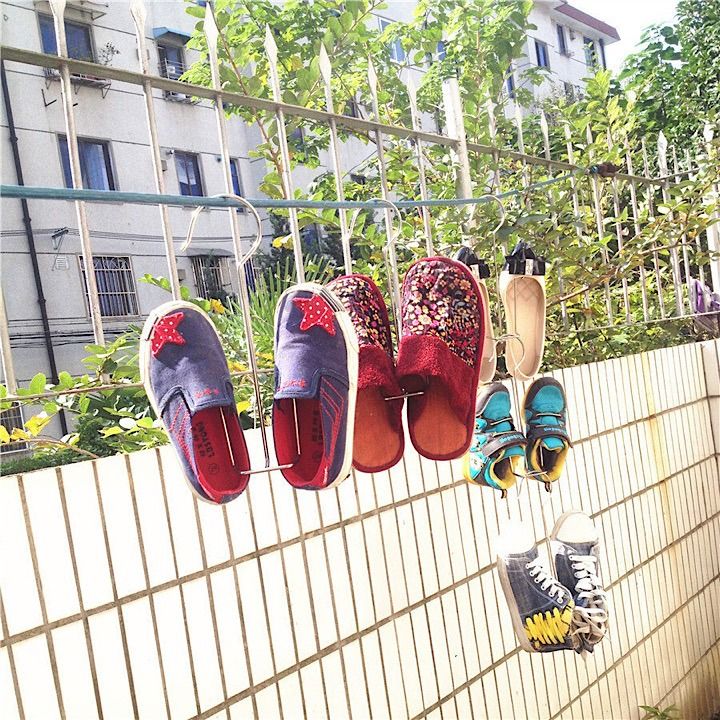 có nên phơi giày trắng sau khi giặt ngoài nắng